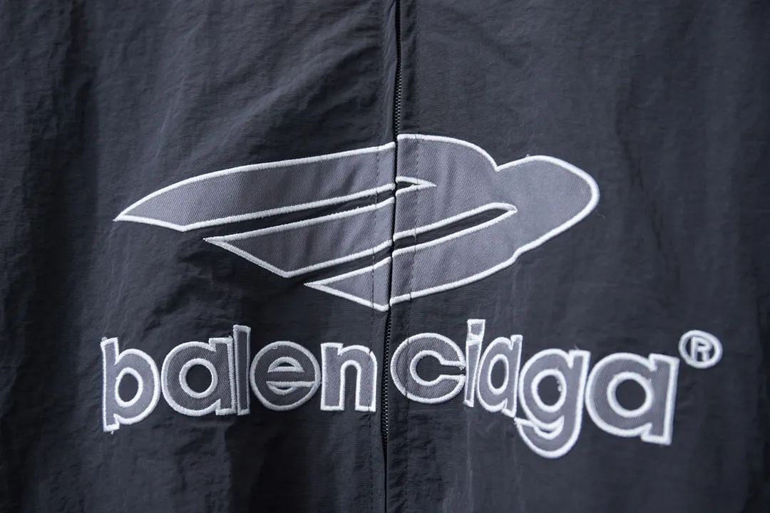 Balenciaga 𝘽𝘼𝙇𝙀𝙉𝘾𝙄𝘼𝙂𝘼 BLCG 26SS 77 3M Manchester United embroidered sports suit Light luxury A must-have item for men and women's daily commuting Correct version Free to compare Detailed features · Made of T 800 professional jacket polyester fabric · The entire fabric is pre-treated with a waterproof coating · The interior is made of four-way elastic nylon lining · Zipper pockets on both sides Elastic cuff design · Internal zipper hidden pocket design · Imported Tajima high-speed embroidery machine thousands of needle embroidery technology · Elastic elastic waist design at the hem · Customized molded hardware zipper Jacket double puller design · Zippered pockets on the side of trousers · Original main mark washed tag brand packaging Color: Black/Navy Blue/Silver Gray Size: 46/48/50/52